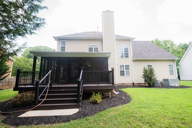 Building Photo - Spacious beautiful 5 bedroom 2.5 bath home...