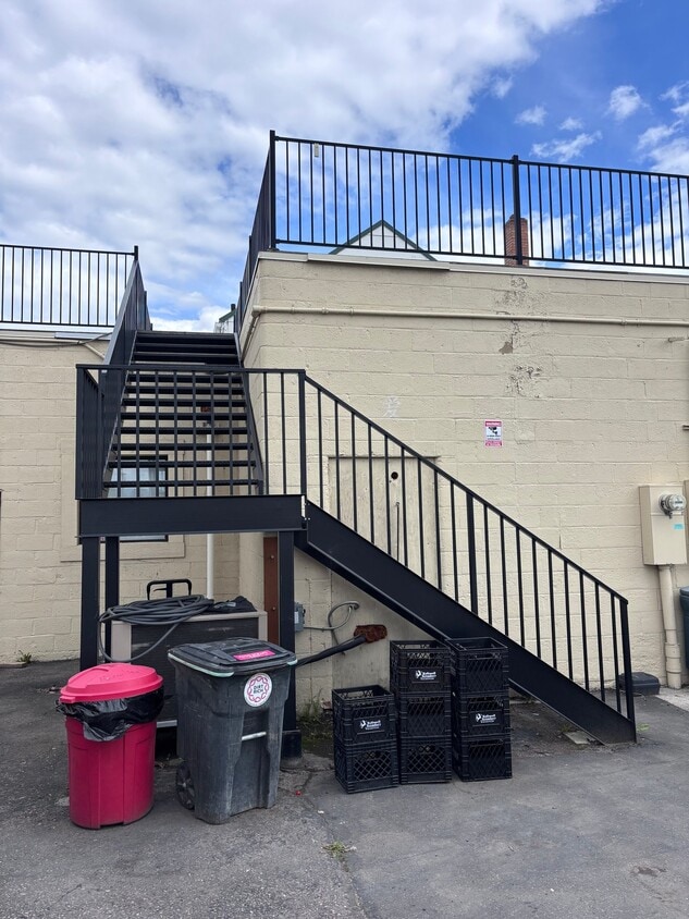 Building Photo - 320 S Main St