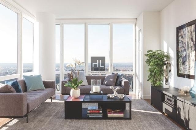 Foto principal - West 60th Street