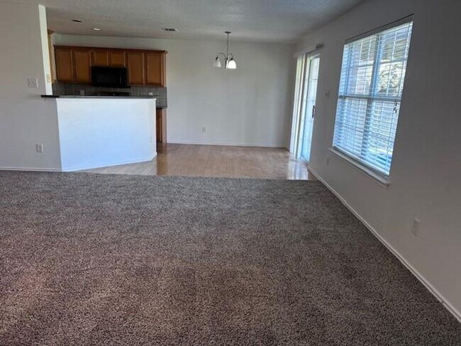Building Photo - Move in ready Arlington Home