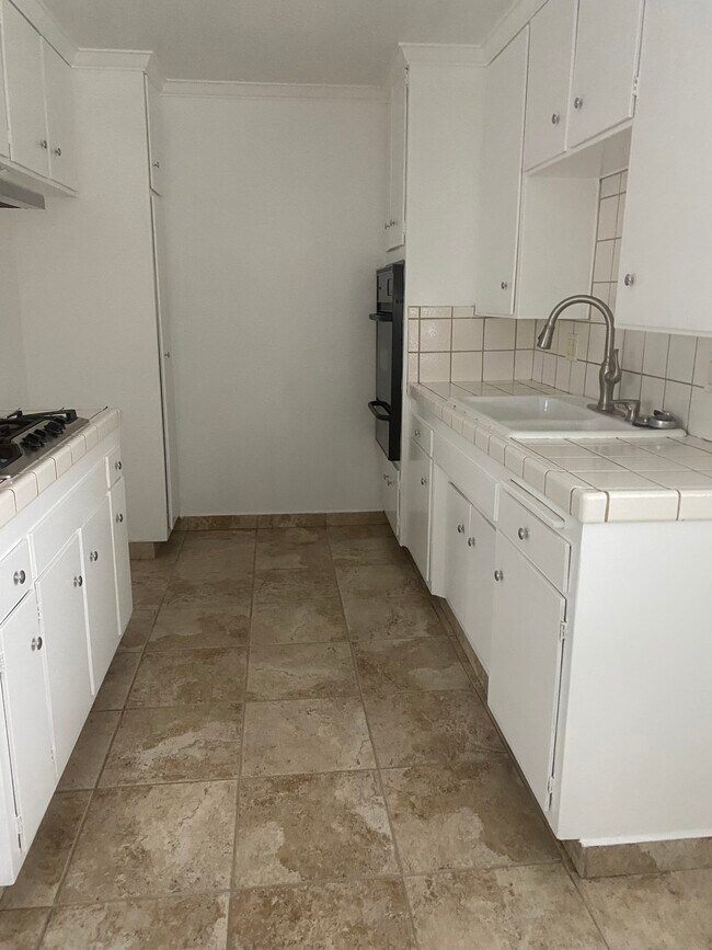 Foto del edificio - 240 N Western Ave