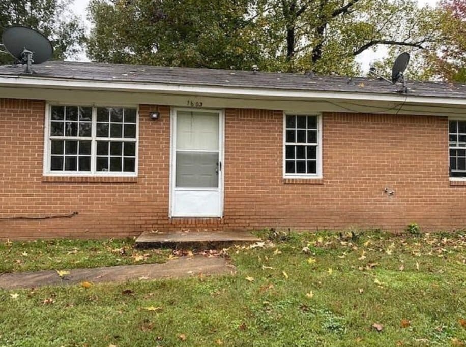 Primary Photo - 1603 S Matthews Ave