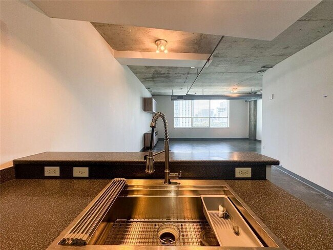 Building Photo - 115 W Peachtree Pl NW