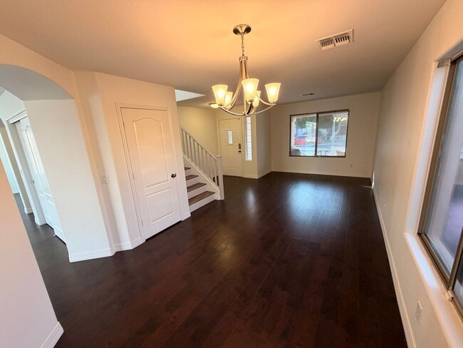 Foto del edificio - Spacious 4 Bdm 2.5 Ba North Phoenix Home with Loft & Covered Patio *NO Carpets*
