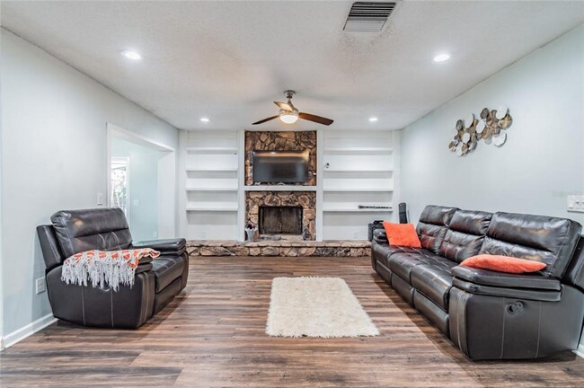 Building Photo - 14604 Oak Vine Dr
