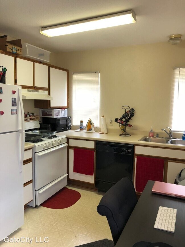 Foto del edificio - 719 E Pleasant St