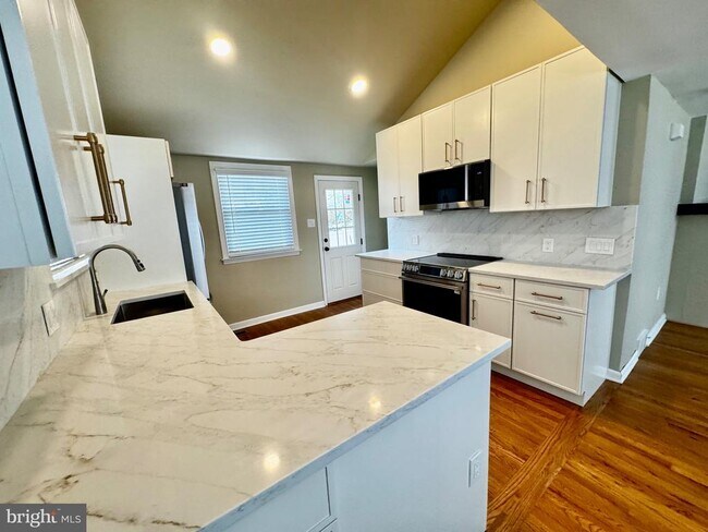 Foto del edificio - 551 Fern Hill Rd