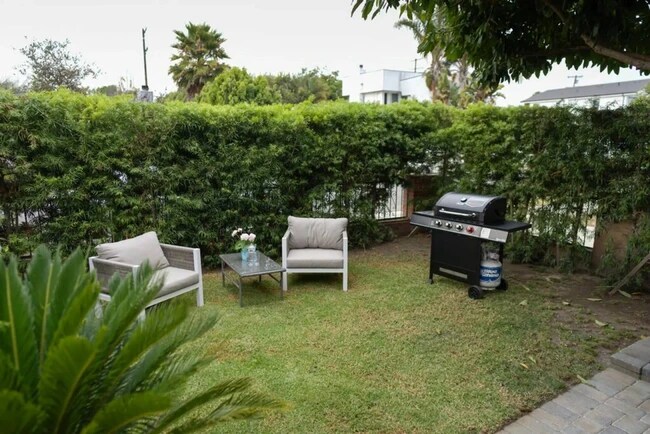 Foto del edificio - 12866 Walsh Ave