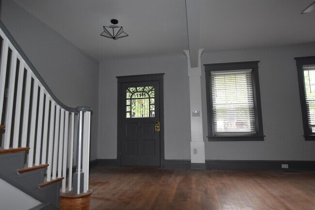 Building Photo - 2327 Maplewood Ave