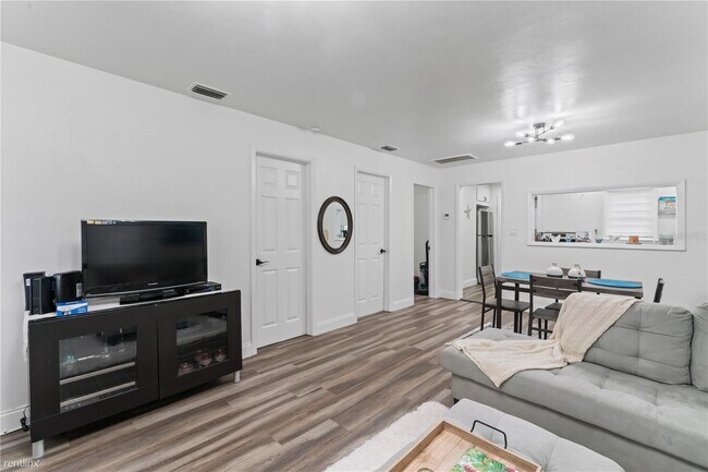 Building Photo - 4 br, 3 bath House - 621 E Street