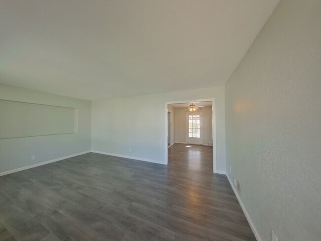 Building Photo - 362 N Hillcrest