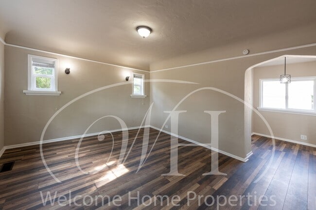 Building Photo - Newly Updated 2 Bedroom With Detached Gara...