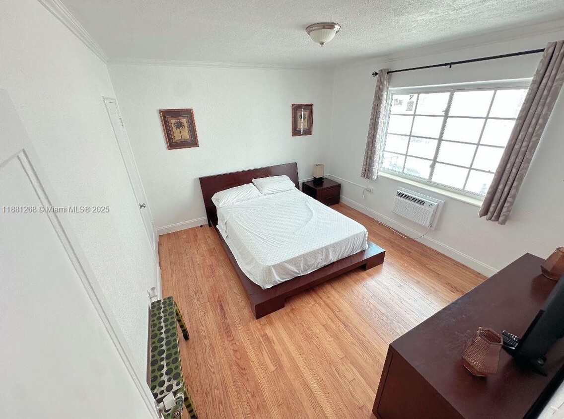 Foto principal - 7445 Harding Ave