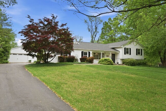 Foto del edificio - Rare Rockville Retreat: Nearly 3,000 SF on a Private 1-Acre Lot!