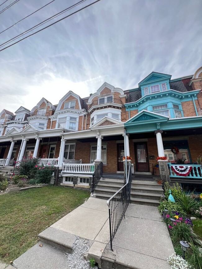 Building Photo - 1620-1/2 W Chew St