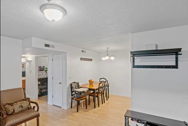 Foto del edificio - 1627 Westbury Way