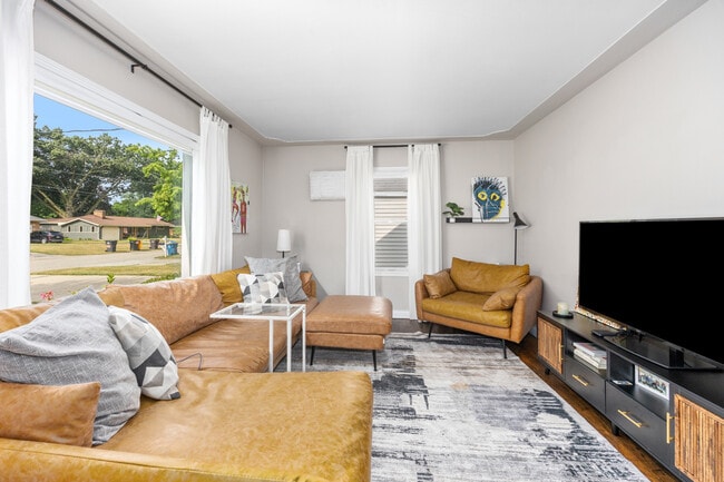 Living Room - 507 Fontenelle St SE