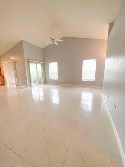 Foto del edificio - 487 SE 20th Dr