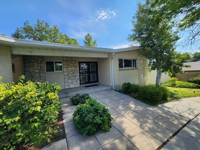 Foto del edificio - Beautiful 5 Bd 3.5 Ba Home in Holladay