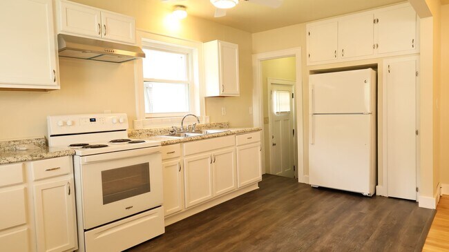 Building Photo - Newly renovated 4 bed 2 bath home