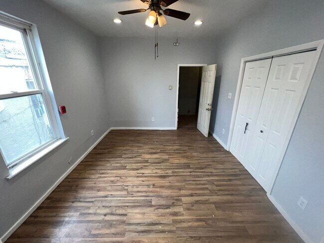 Foto del edificio - 4910 Lancaster Ave