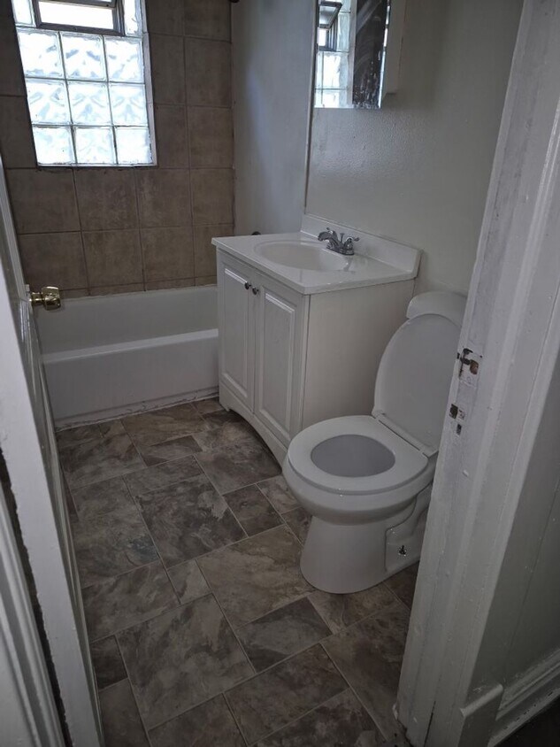 Foto del edificio - Spacious 4-Bedroom Upper Duplex with Yard