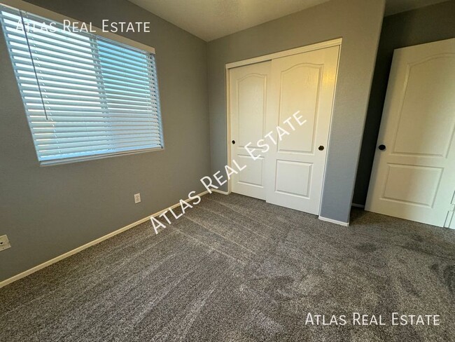 Building Photo - Stunning 4 Bed/2.5 Bath Home with a Privat...