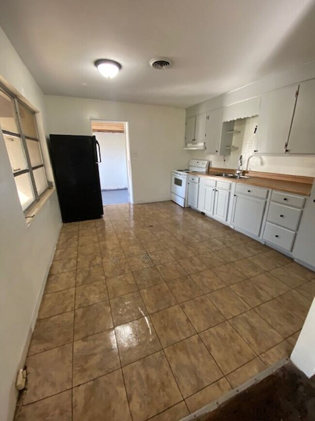 Foto del edificio - 2 Bed 1 Bath Home | Pet Friendly with Fenced Yard | Washer Dryer Hook Ups | Section 8 Welcome