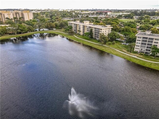 Building Photo - 2751 N Palm Aire Dr
