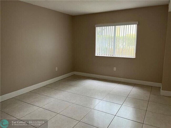 Building Photo - 6255 SW 47th Manor