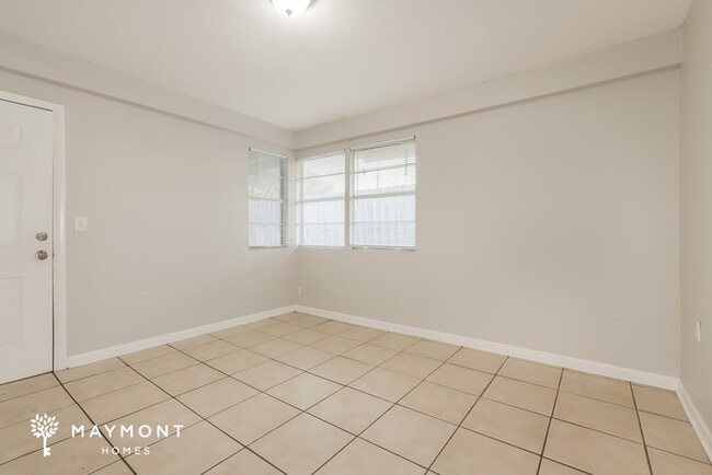 Foto del edificio - 2430 Meadow Ln