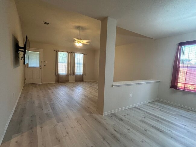 Foto del edificio - 9213 Centennial Dr
