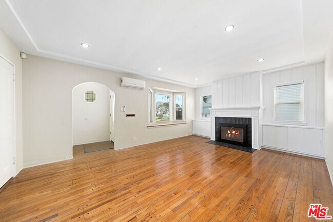 Building Photo - 2551 S Bentley Ave