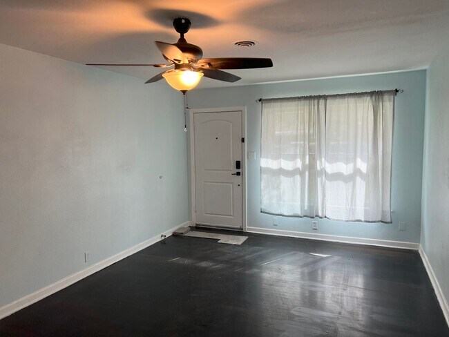 Building Photo - Welcome home to 4527 Diamondhead Drive!