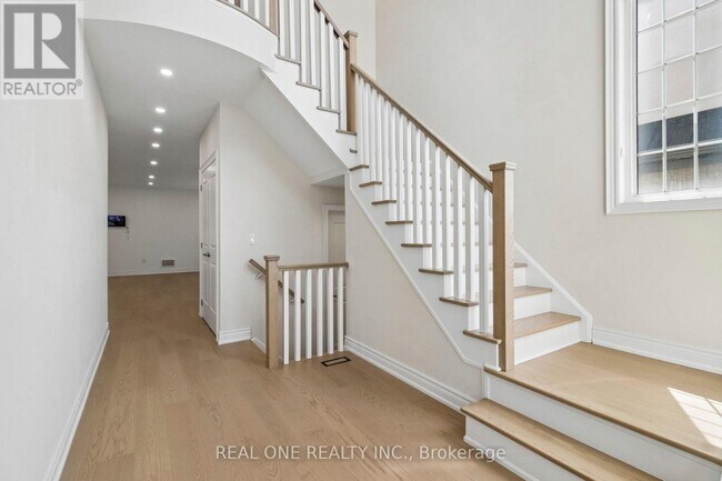 Building Photo - 19 Rivoli Dr