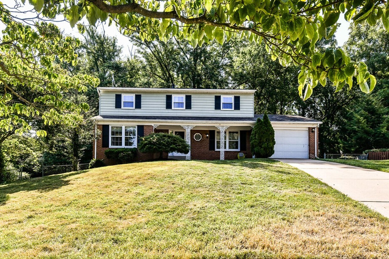 Foto principal - Spacious 4 Bed 2/2 Bath Home with Park-Lik...