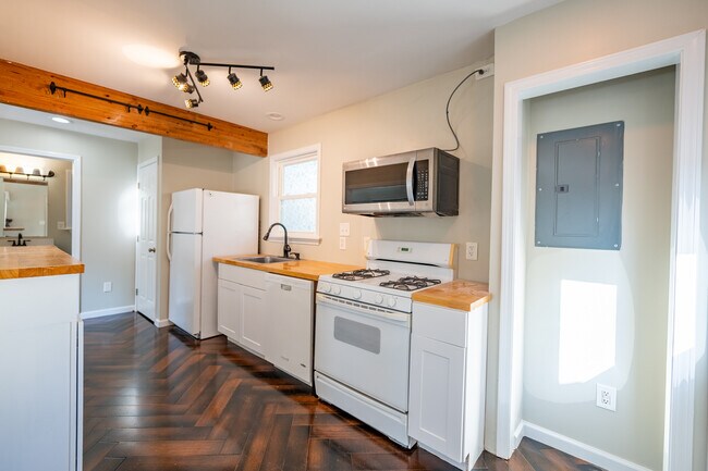 Building Photo - 341 Little John Dr NW