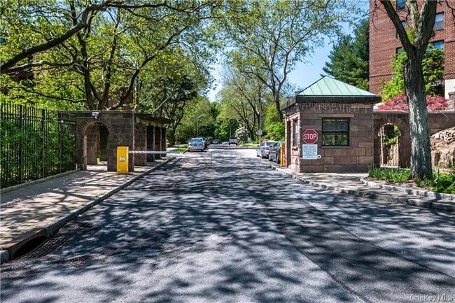 Foto del edificio - 161 Pearsall Dr