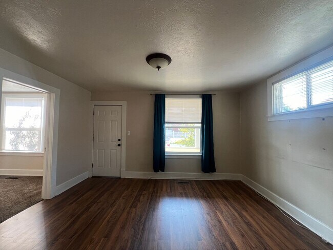Foto del edificio - Adorable Three Bedroom Close to ISU