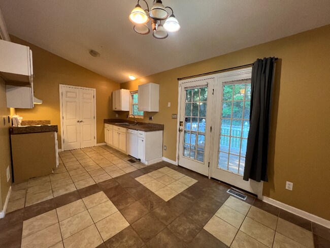 Building Photo - 507 3 Oaks Dr
