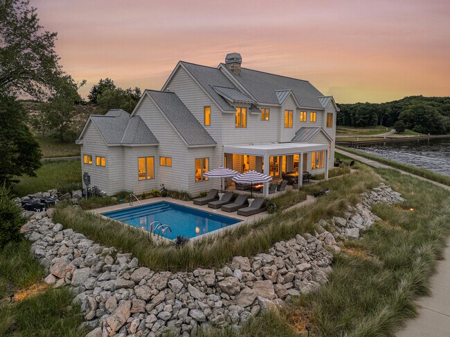 Foto del edificio - 6736 Saugatuck Bch Rd