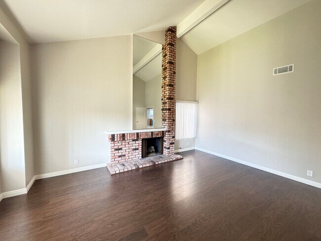 Foto del edificio - Beautifully Maintained 4Bd/2Ba Home w/Large Back Yard and Fruit Trees!