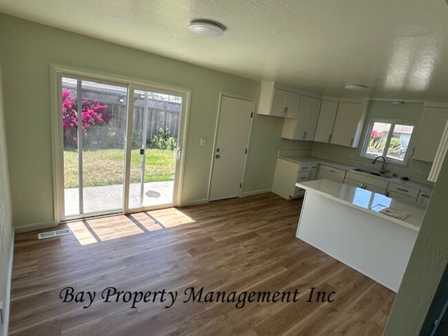Foto del edificio - Beautifully Updated 3 Bedroom Home on a Corner Lot