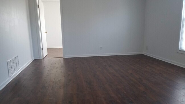 Foto del edificio - 855 Village Quarter Rd