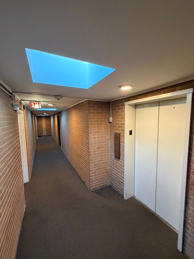 Foto del edificio - 1 Bed One Bath in DOWNTOWN Forest Park!!!