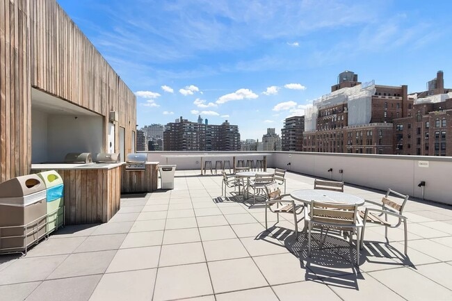 Building Photo - 420 W 25th St