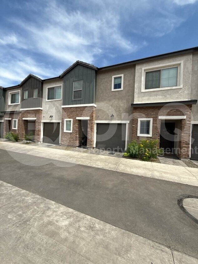 Foto principal - 2746 W Red Fox Rd