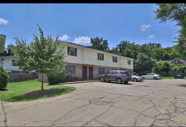 Building Photo - Spacious Lakebottom 2 bedroom townhome!