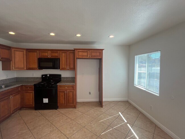 Building Photo - 658