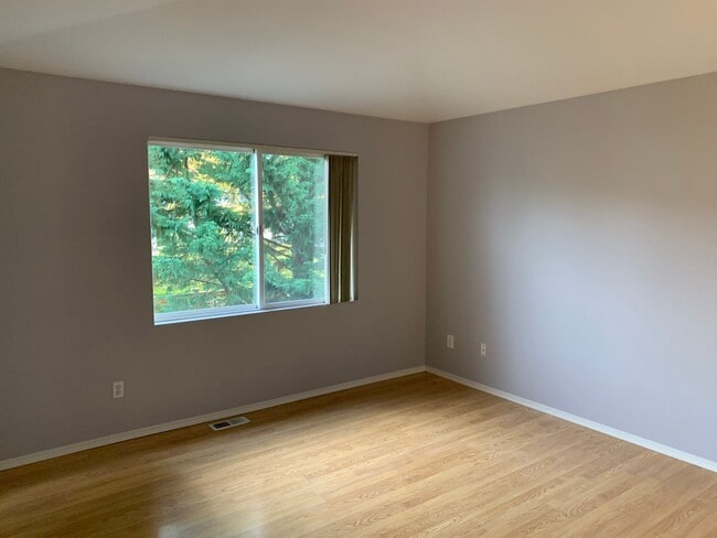 Building Photo - 3 bedroom 2.5 bath Beautifully Updated in ...